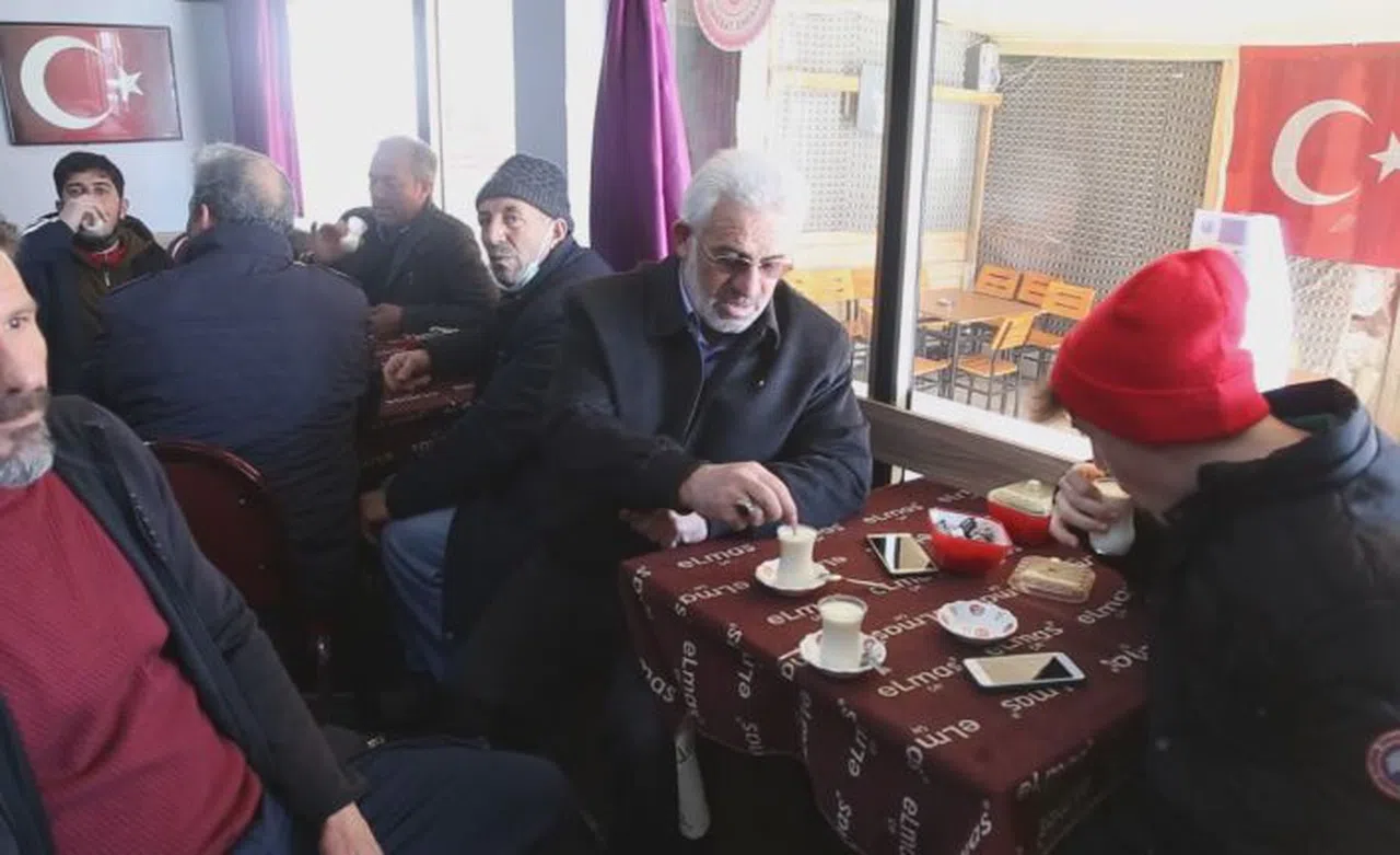 Kelkit’teki kahvehanelerde kış mevsiminde çaydan çok süt satılıyor 