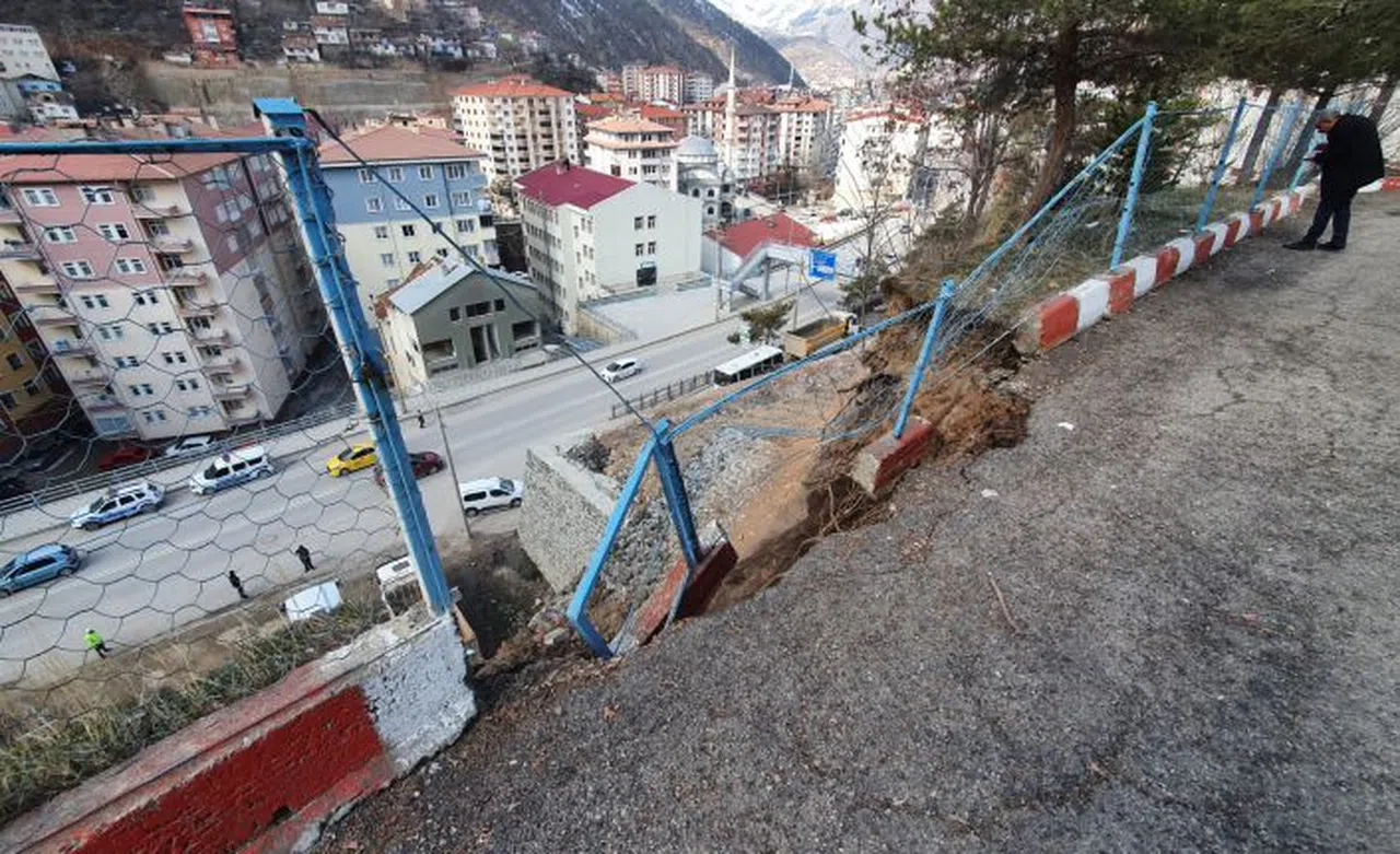 Atatürk Ortaokulu bahçesinde göçük