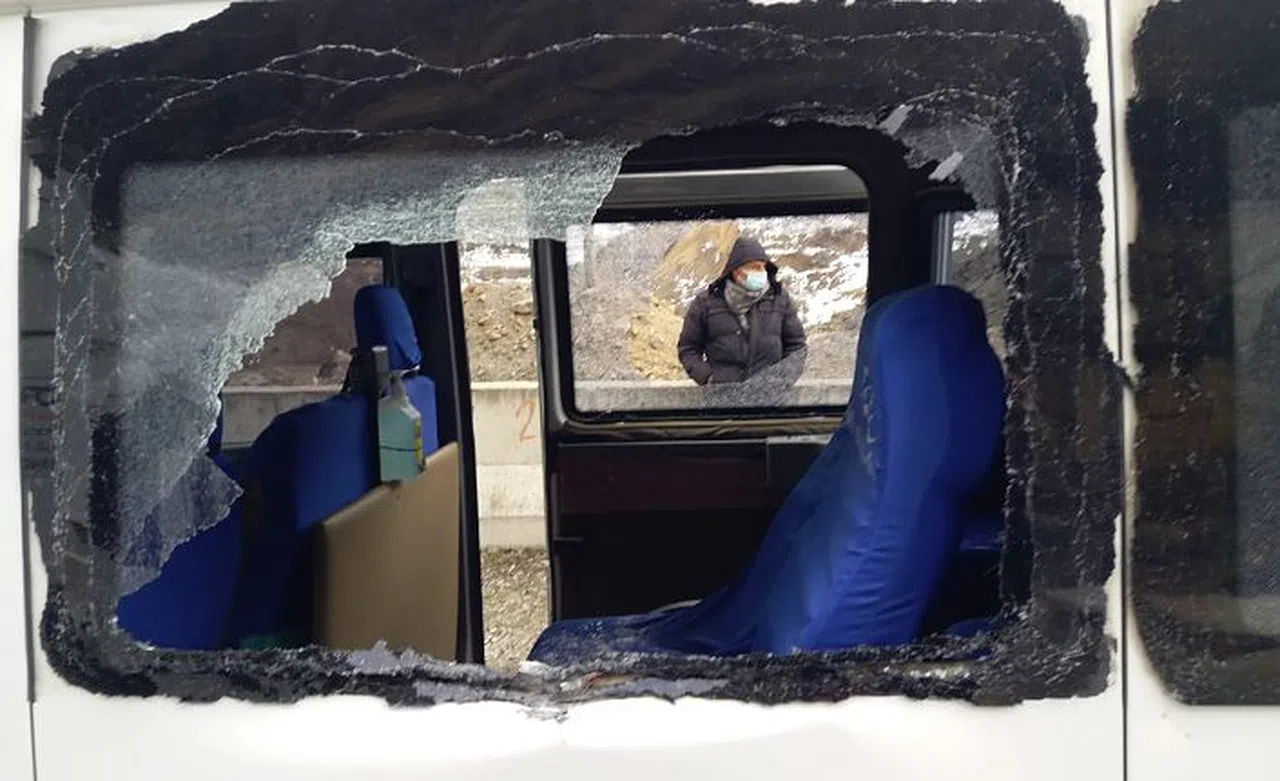 Köy minibüsünün üzerine kayalar düştü: 2 yaralı