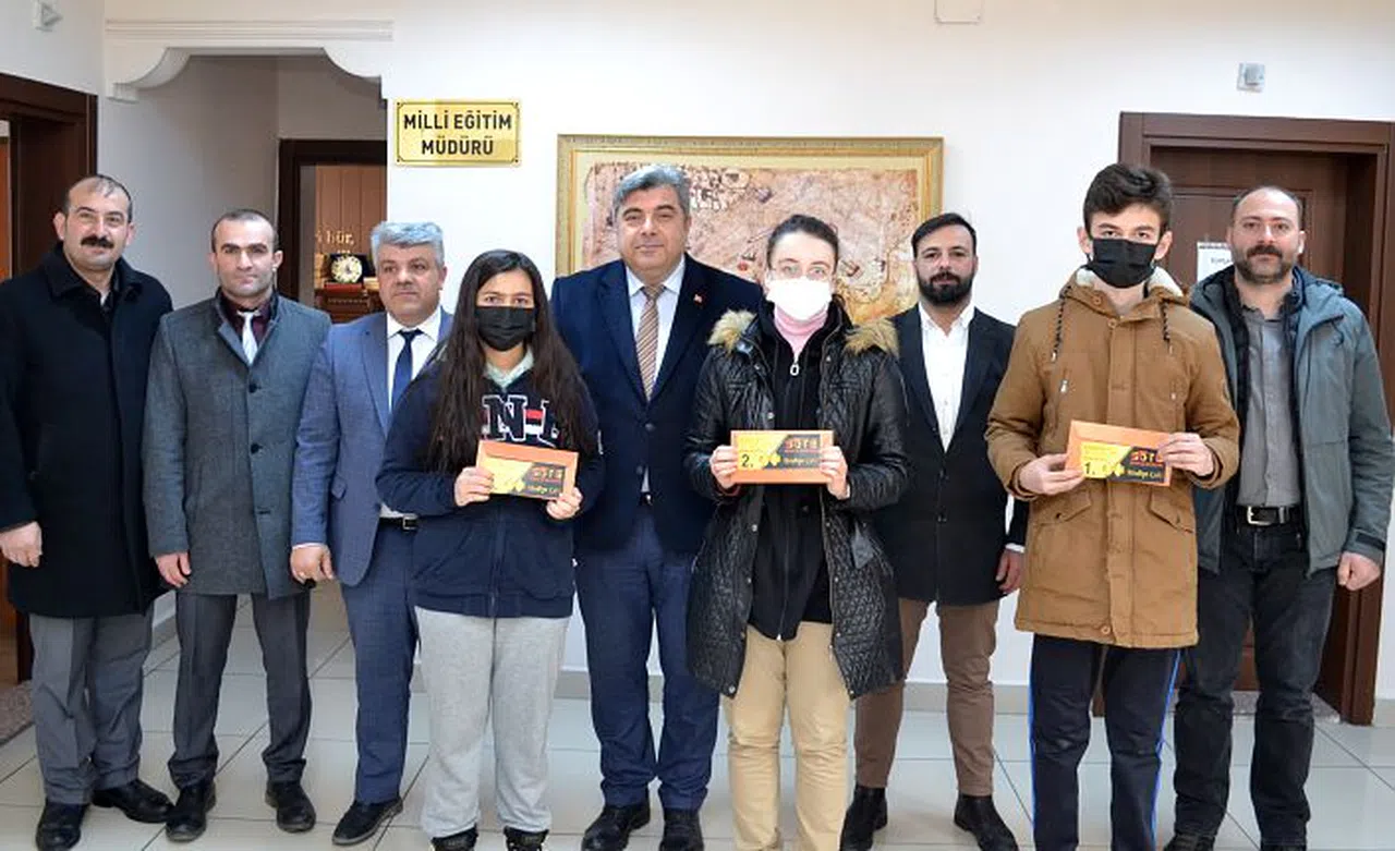 Sınavda dereceye girdi ödülleri aldılar