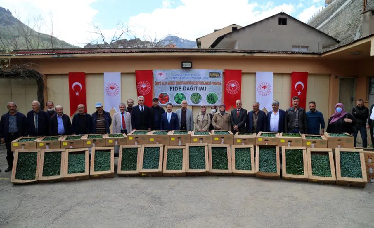 Gümüşhane’de üreticilere 150 bin sebze fidesi dağıtıldı