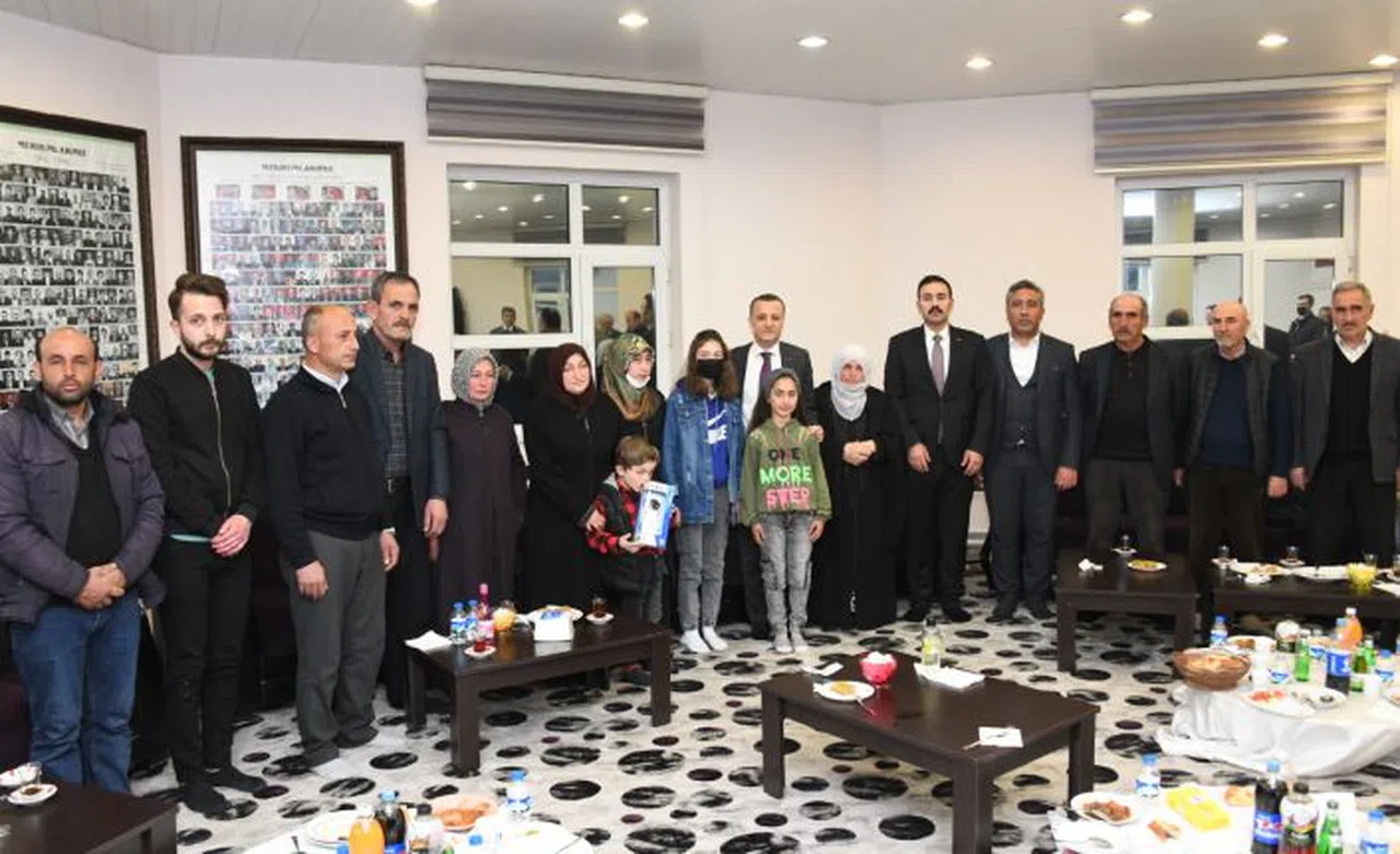 Vali Taşbilek Köse’de şehit aileleri, gaziler ve muhtarlarla iftar yaptı