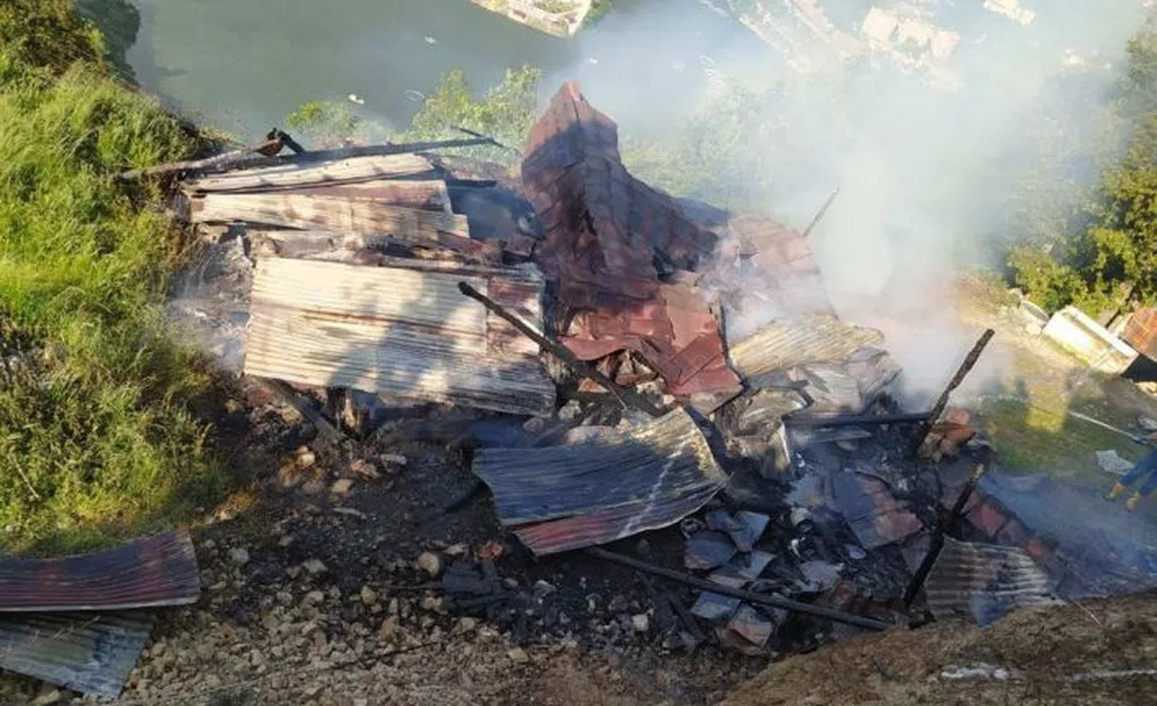 Ahır ve merek olarak kullanılan 2 katlı bina küle döndü