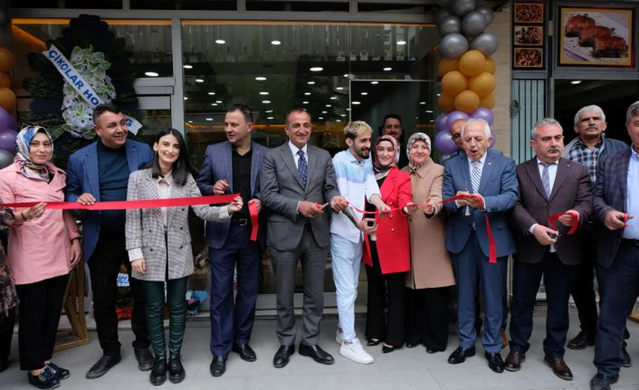 Gümüşhane’nin ilk kokoreççisi ‘İstanbul Kokoreç’ açıldı