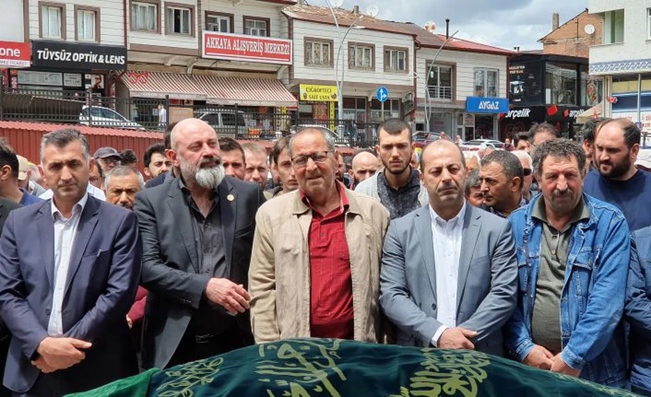 Genç Avukat gözyaşları içinde son yolculuğuna uğurlandı