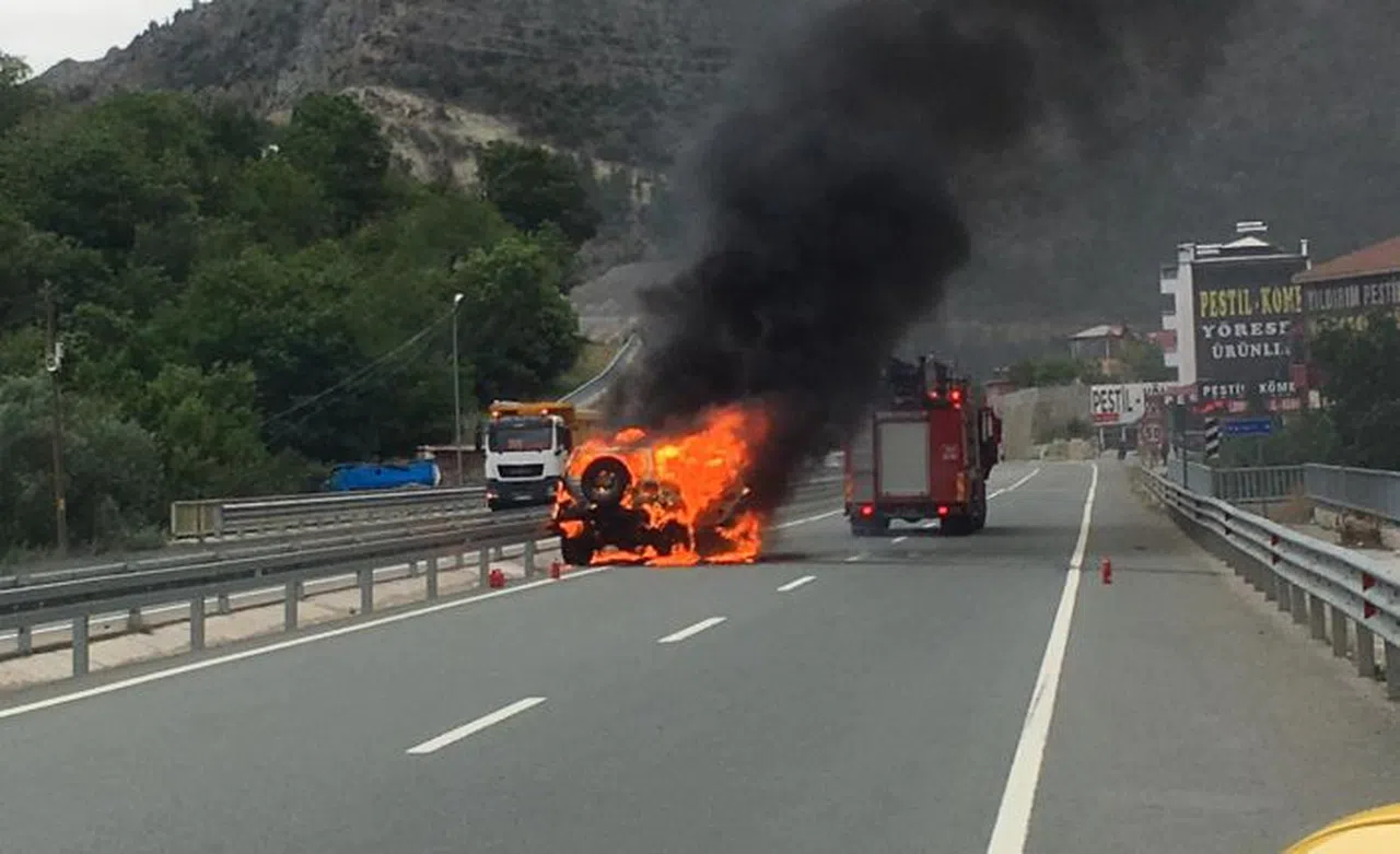 Gümüşhane’de seyir halindeki cip alev alev yandı