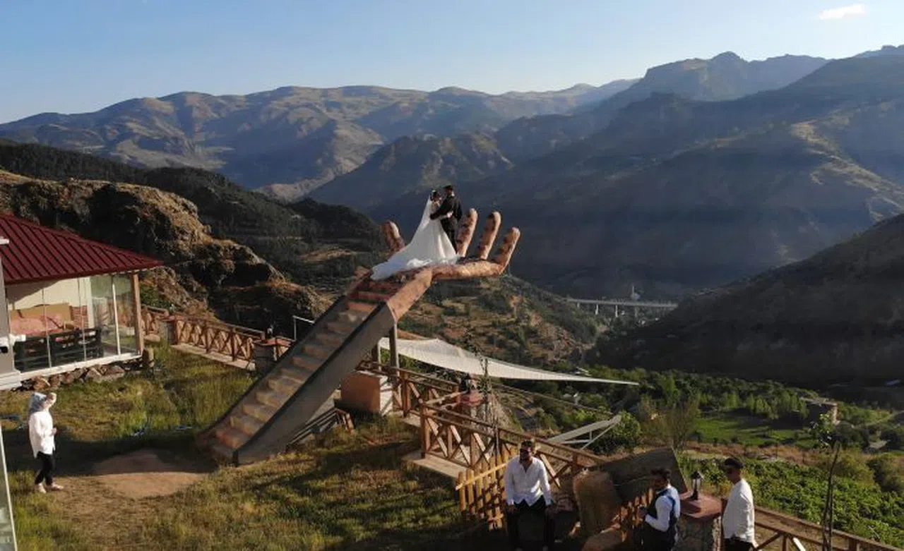 Fotoğrafçı aile köy evini fotoğraf platosuna çevirdi