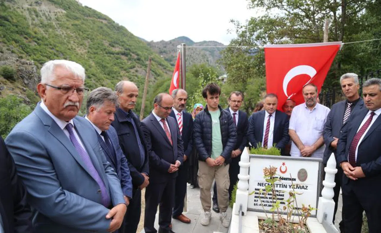 İLKSAN'dan şehit öğretmen Necmettin Yılmaz’ın kabrine ziyaret