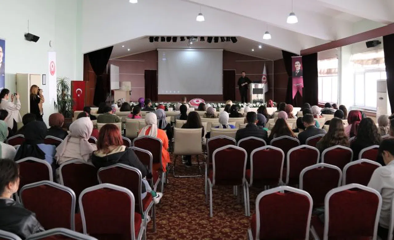 Öğrencileri sosyal hizmet ve danışmanlık konularında bilgilendirdiler
