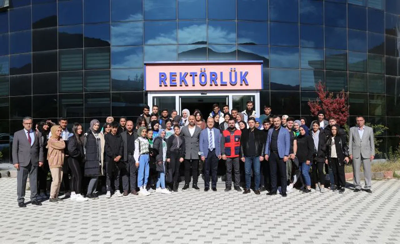 Şiran MYO öğrencilerinden Rektör Zeybek’e ziyaret