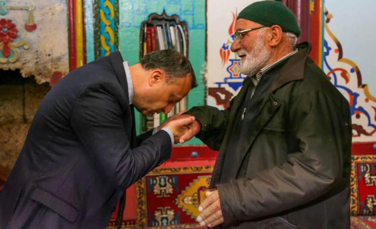 Vali Taşbilek usta ile çırağının 150 yıl önce yaptığı köy odalarını ziyaret etti