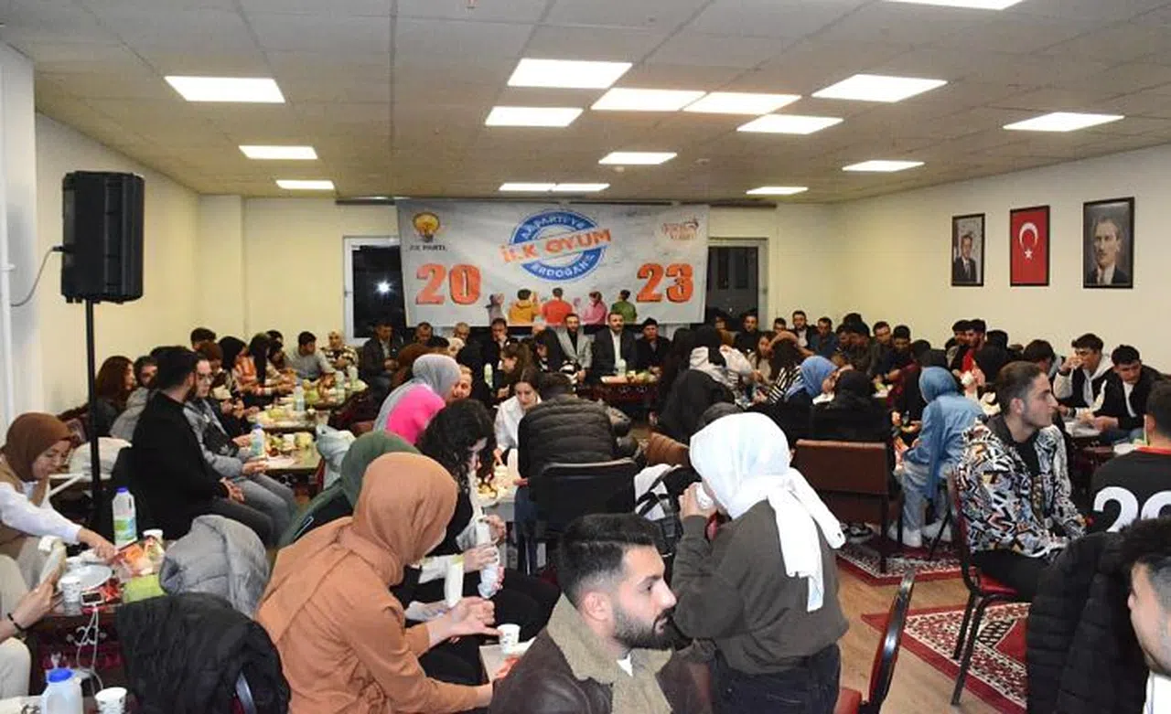 AK Gençlik'ten “İlk oyum AK Parti’ye ilk oyum Erdoğan’a” etkinliği