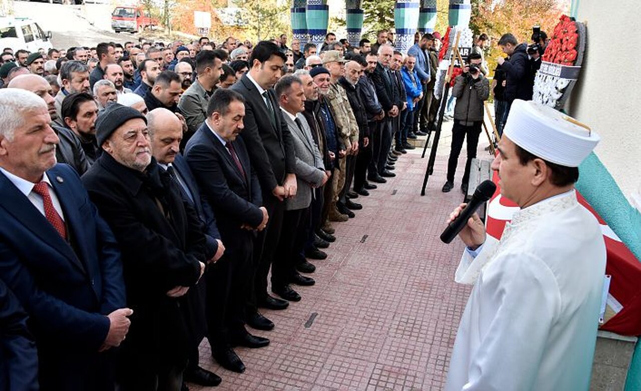 Genç yaşta kalp krizi geçiren polis memuru son yolculuğuna uğurlandı