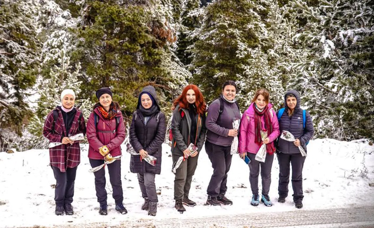 Gümüşhaneli dağcılardan öğretmenlere zirvede sürpriz kutlama