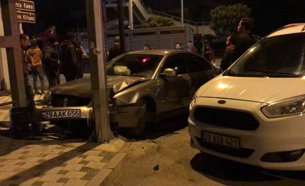 Polisten kaçan ehliyetsiz sürücü üst geçit direğine çarptı: 3 yaralı