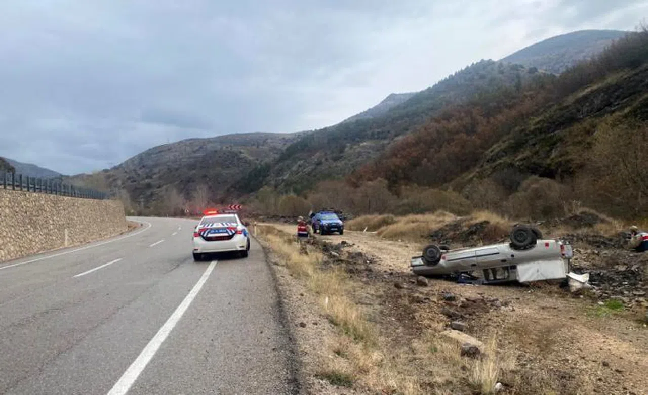 Virajı alamayan kamyonet şarampole yuvarlandı: 1 yaralı 