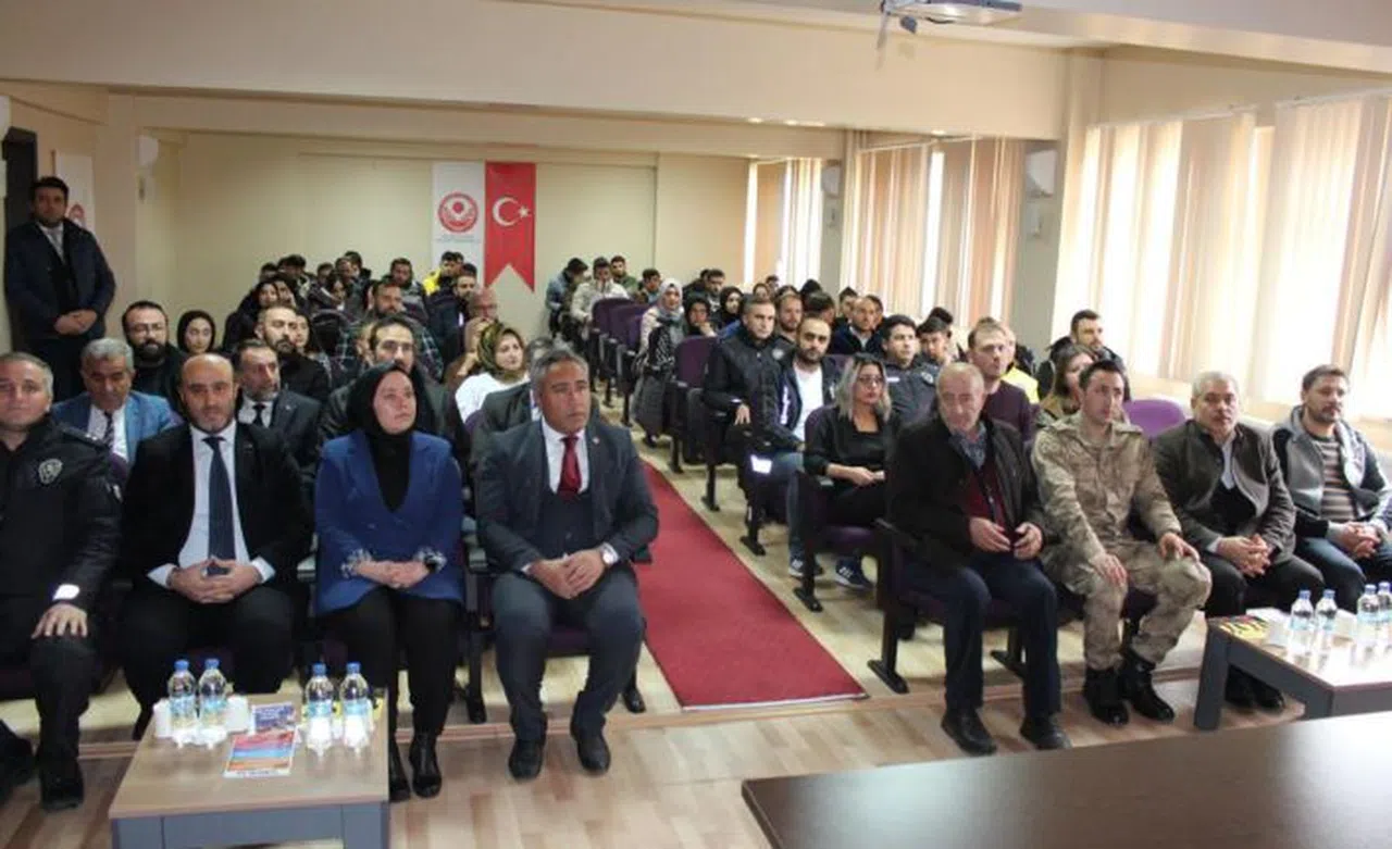 Köse’de gençlere Siber Güvenlik, Narkorehber ve Narkogençlik anlatıldı