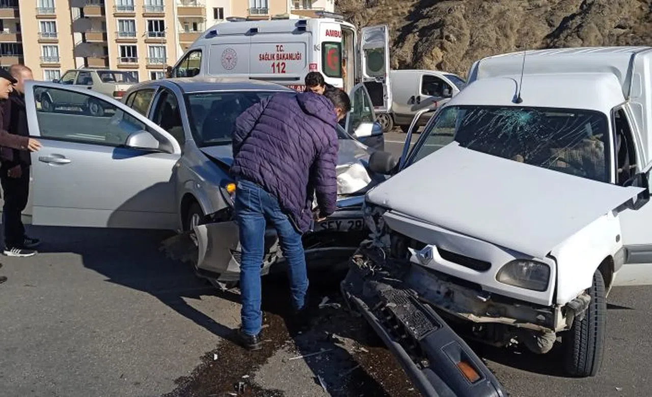 Gümüşhane’de 2 aracın kafa kafaya çarpıştığı kazada 3 kişi yaralandı