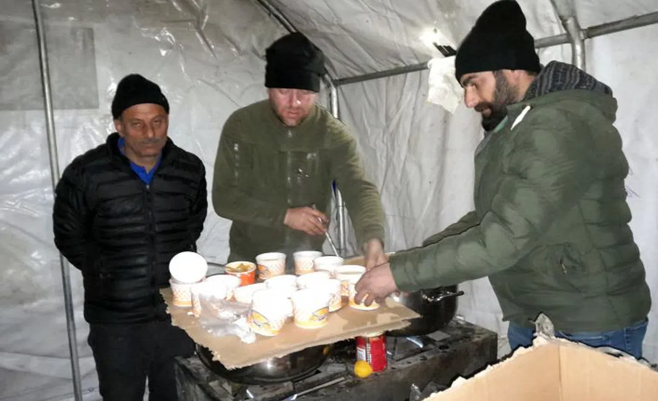 Depremzedelere sıcak çorba yapıp dağıtıyorlar