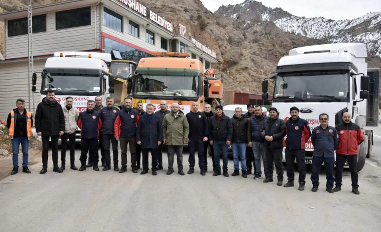 Gümüşhane Belediyesi ekibi Çelikhan ilçesine doğru yola çıktı