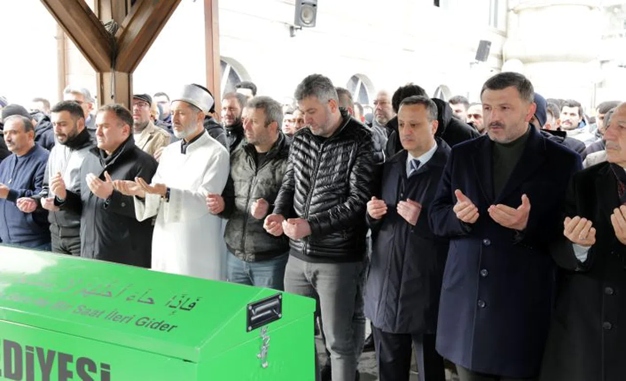 Otomobil almak için gittiği Hatay’da enkaz altında kalan genç son yolculuğuna uğurlandı