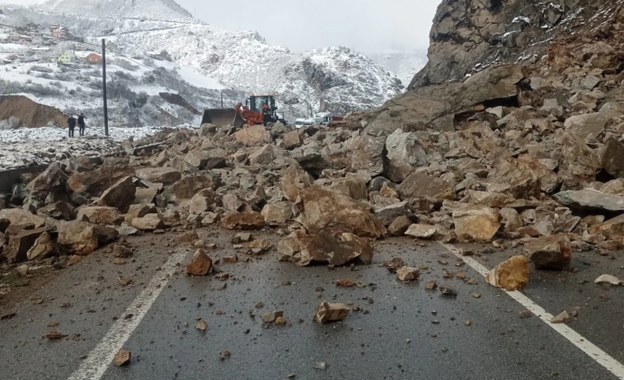 Gümüşhane-Kürtün yolunda heyelan