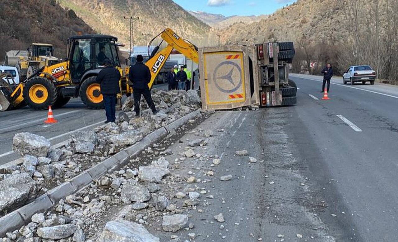 Taş yüklü kamyon devrildi yol ulaşıma kapandı
