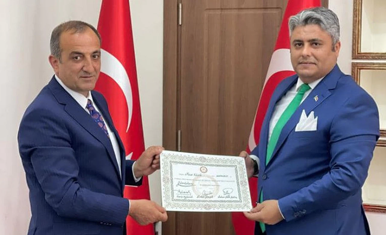 Küçük mazbatasını aldı