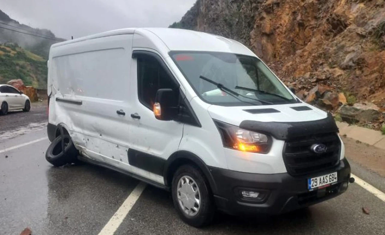 Ekmek yüklü minibüse dağdan kopan kayalar çarptı