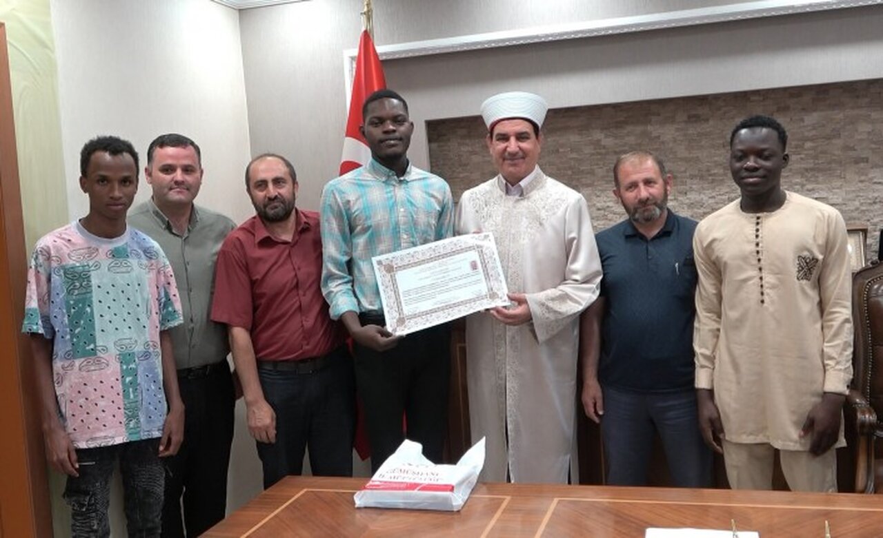 Beninli genç Kelime-i Şehadet getirerek müslüman oldu, 'Halit' ismini aldı