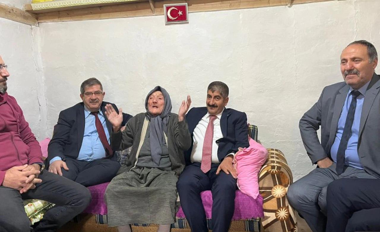 Cumhuriyetin 100. yılında 104 yıllık çınarı ziyaret ettiler