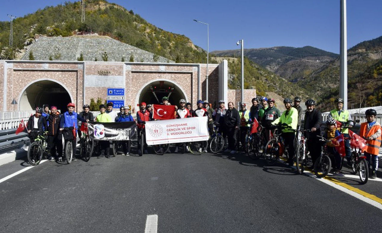Gümüşhane’de 29 bisikletçi Cumhuriyetin 100. yılında Zigana Tüneli’ni bisikletle geçti