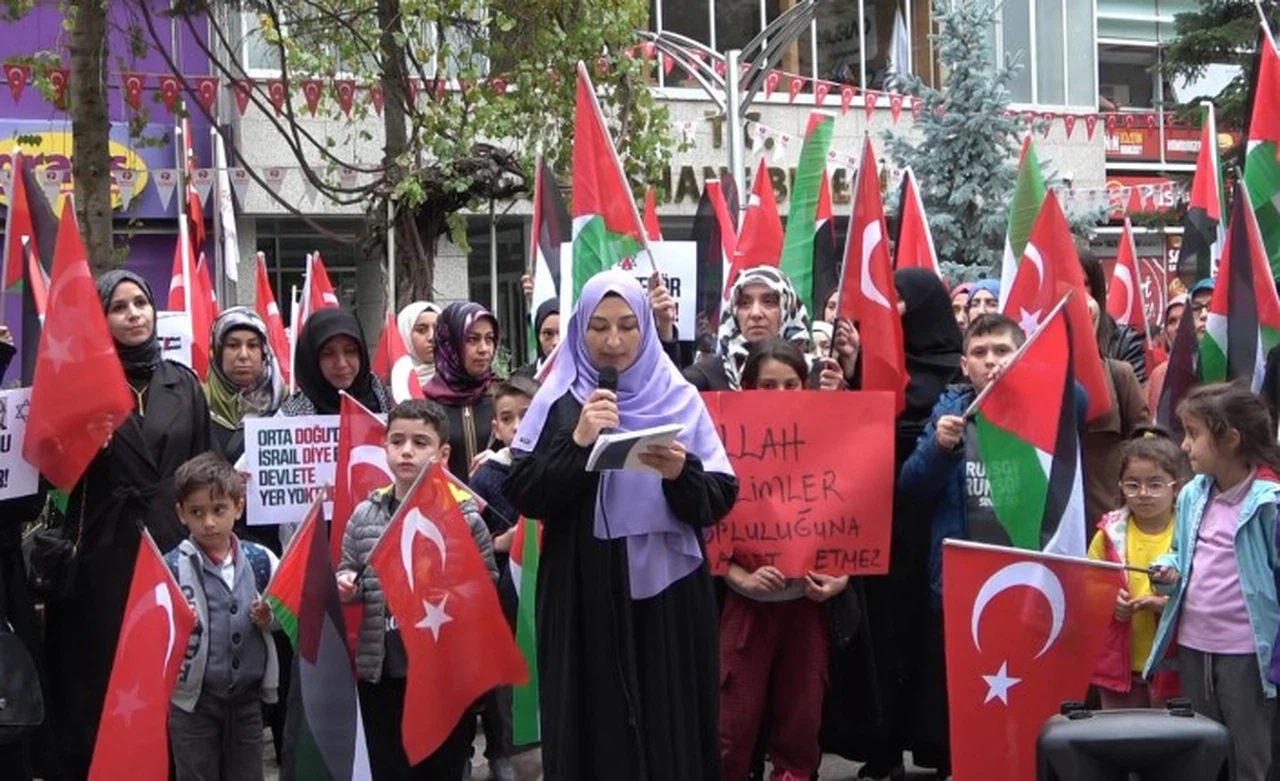 Gümüşhane’de kadınlar Filistin’e destek için oturma eylemi gerçekleştirdi