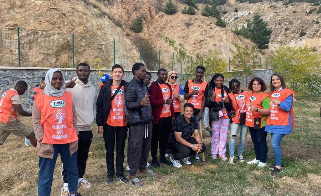 Onlarca fidan toprakla buluştu