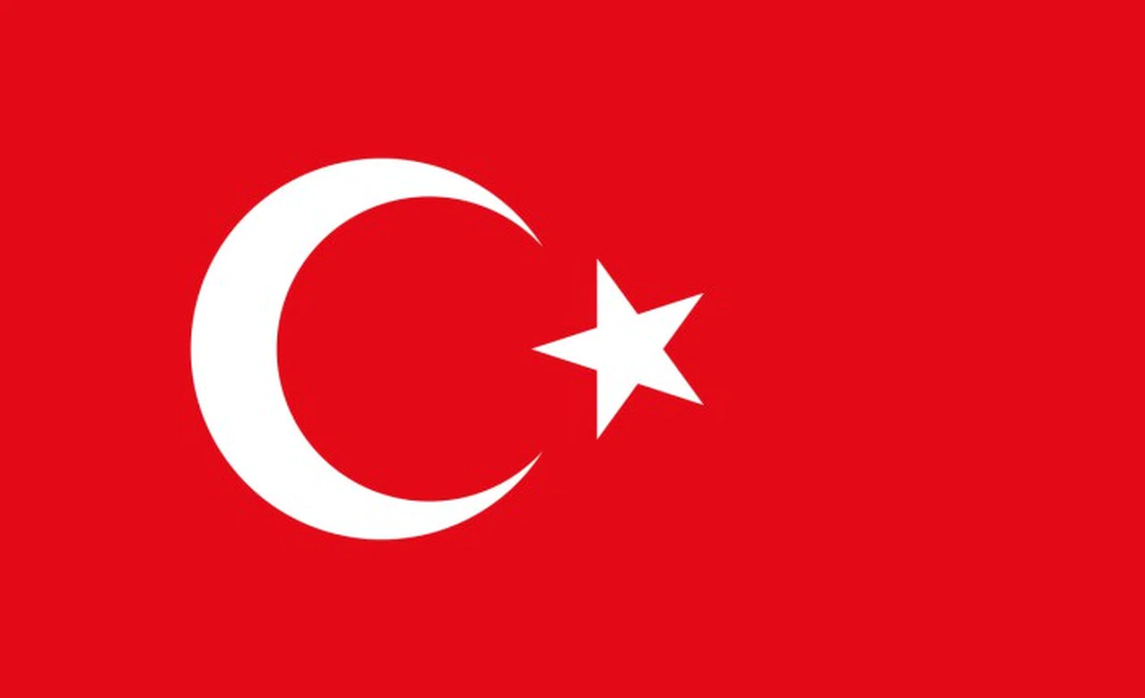 Vali Tanrısever’den bayrak çağrısı