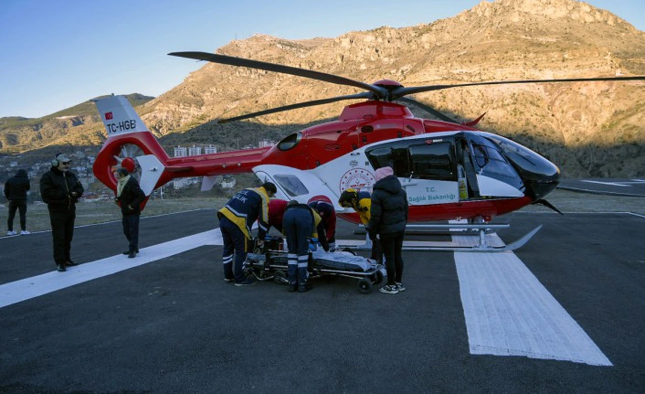 Ambulans helikopter minik Erva Asel için havalandı