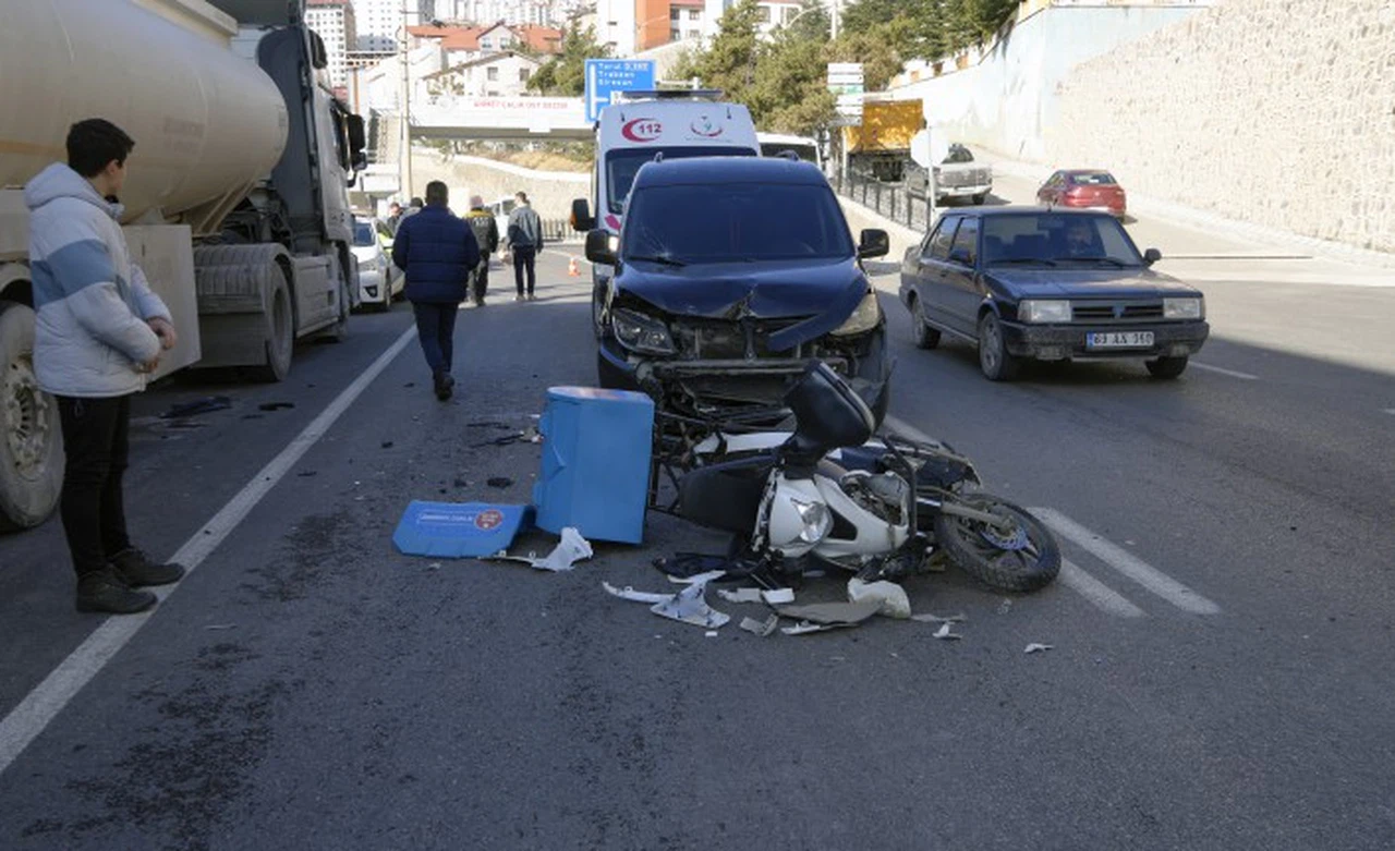 Hafif ticari araçla kafa kafaya çarpışan motorlu kurye yaralandı