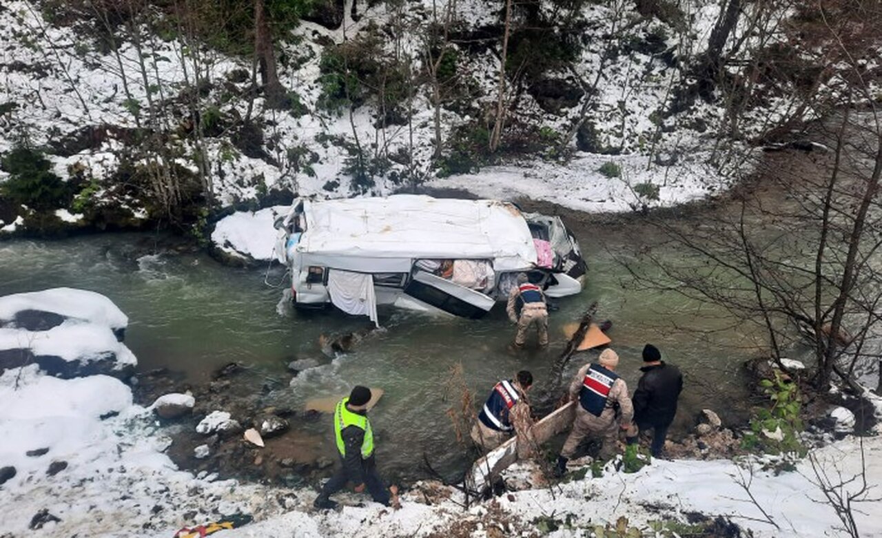 Pazara giden konfeksiyon yüklü minibüs dereye yuvarlandı: 1 yaralı