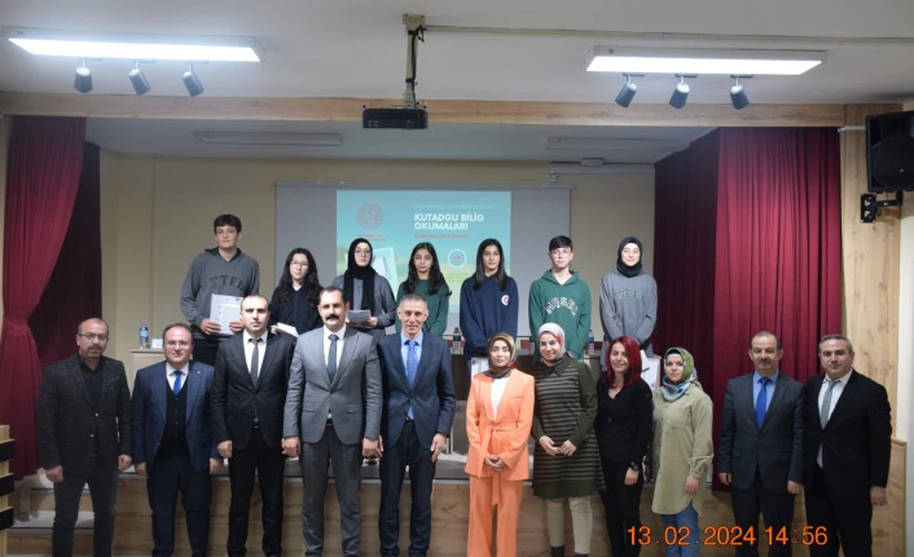 Gümüşhane'de öğrenciler “Kutadgu Bilig Okumaları” paneli düzenledi