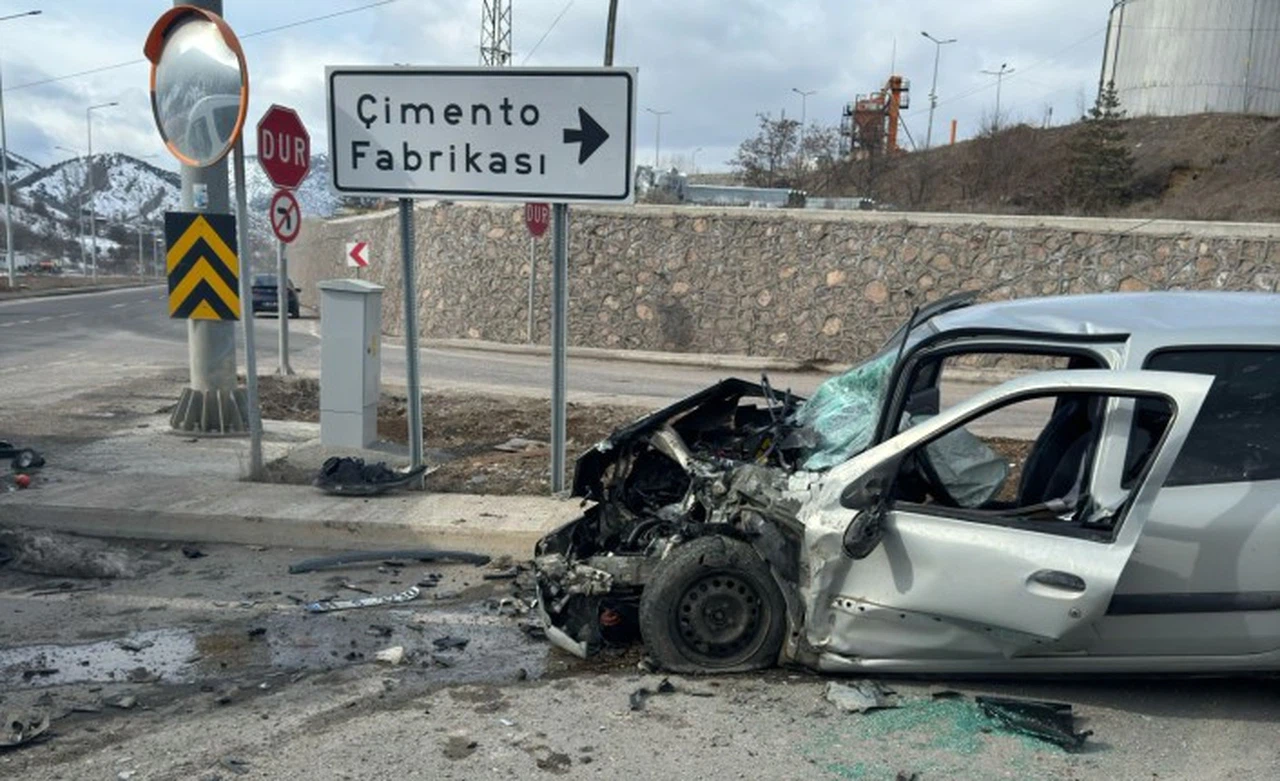 Gümüşhane’de otomobille servis minibüsü çarpıştı: 4 yaralı