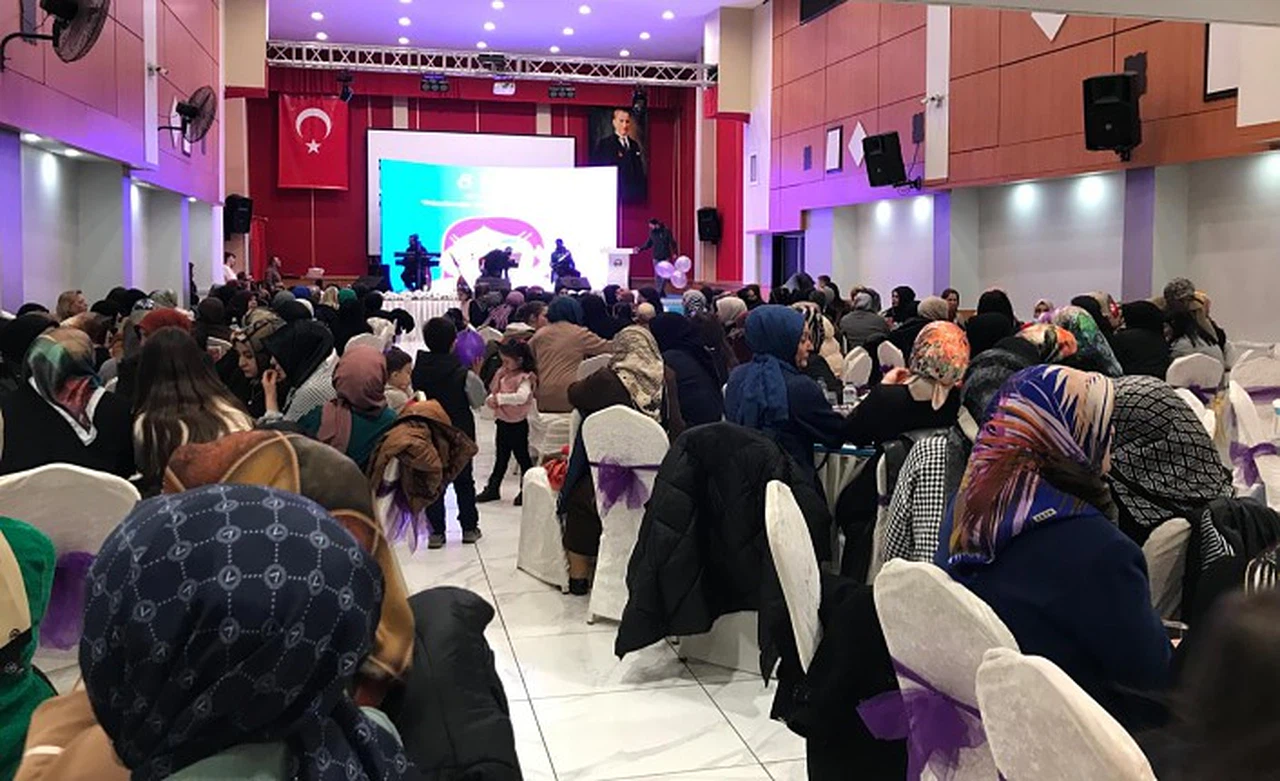 Ay-Kadın ve EVSAD Derneklerinden kadınlara özel program