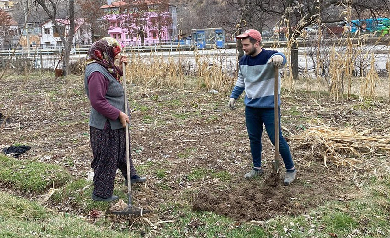 Gümüşhane'de üniversite öğrencisi yaşlı çiftin yardımına koştu
