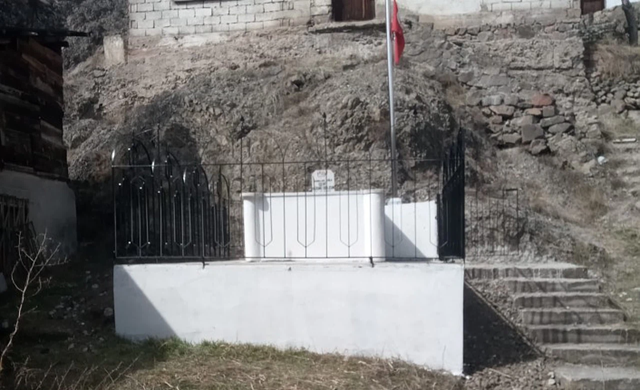 Şehit kabrinde bakım çalışması yapıldı