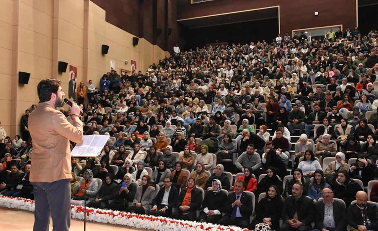 Serdar Tuncer’den Gümüşhane’de “Aşık olan neylesin” söyleşisi