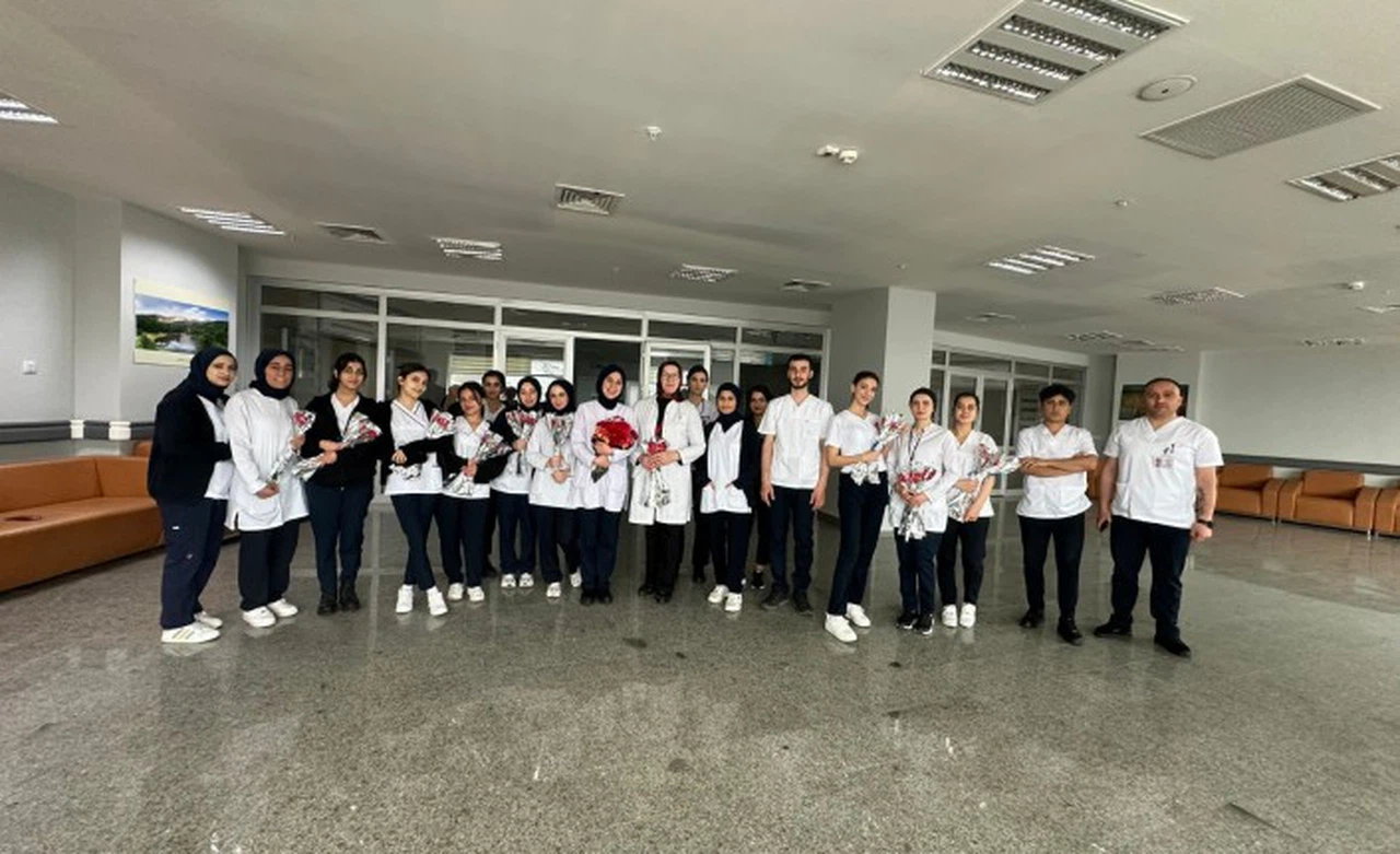 Üniversite öğrencileri hastanede tedavi gören yaşlılara karanfil dağıttı