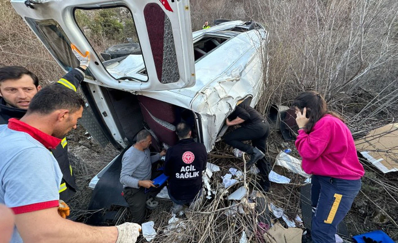 Gümüşhane’de yolcu minibüsü uçuruma yuvarlandı: 7 yaralı