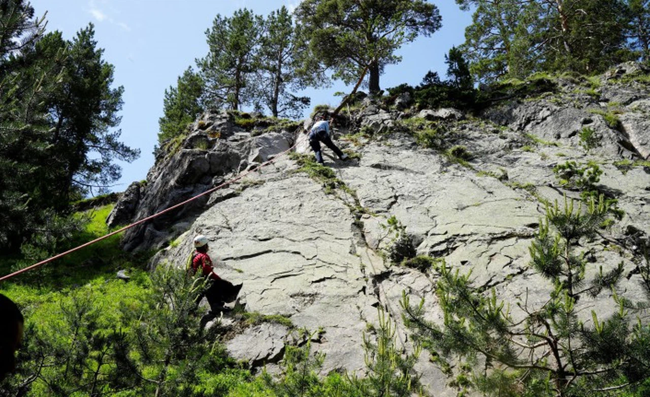 Altınpınar Limni Gölü'nde kamp kurup JAK ekiplerinden dağ tırmanışı eğitimi aldılar