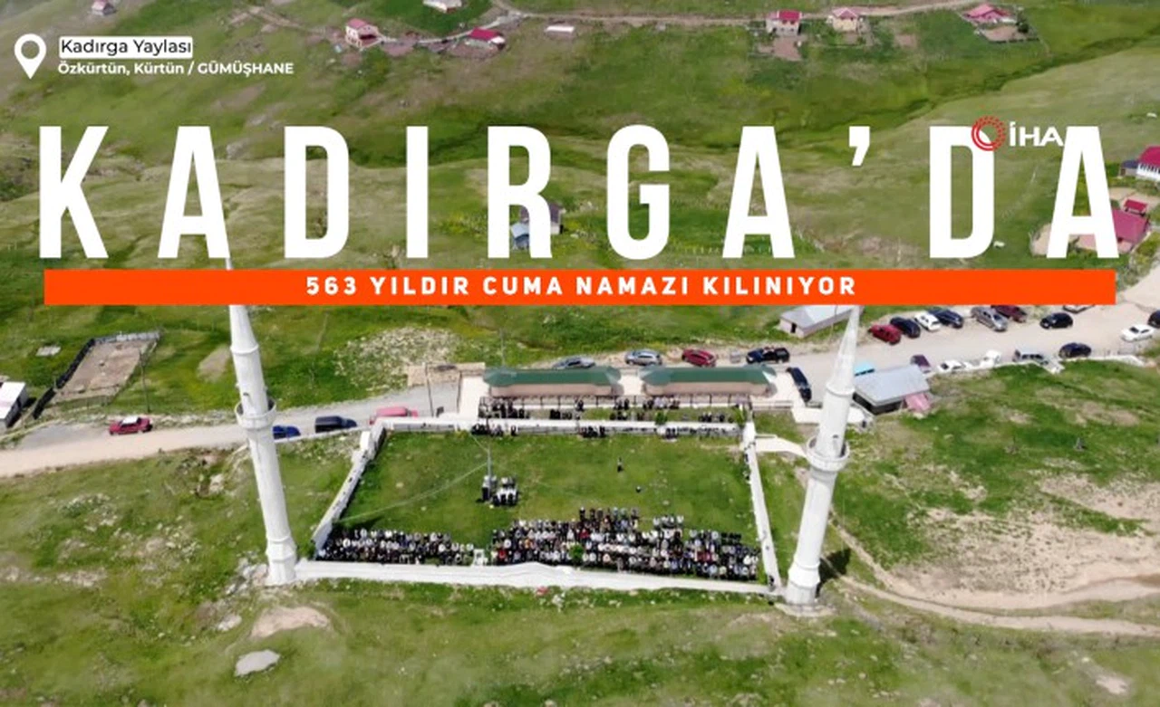 Üstü açık camide 563 yıldır çimen üzerinde Cuma namazı kılınıyor