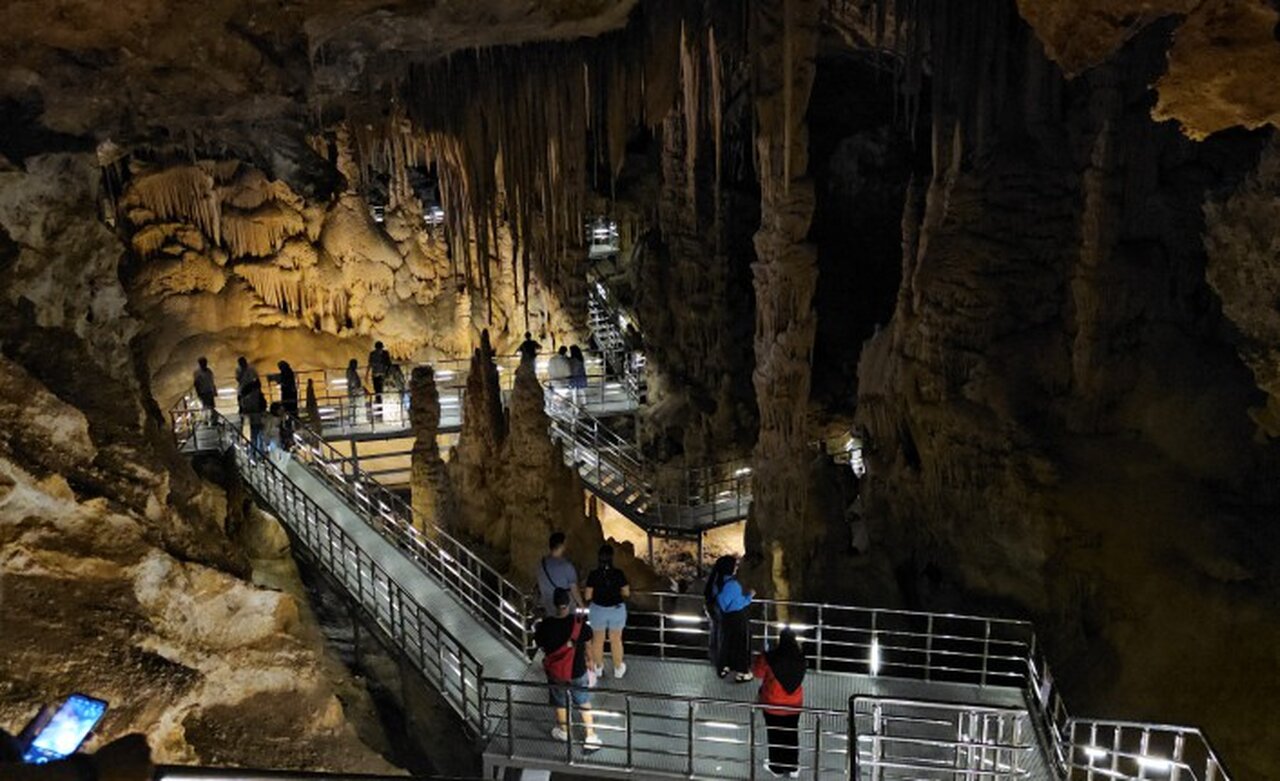 Afrika sıcaklarından kaçan soluğu Karaca Mağarasında alıyor