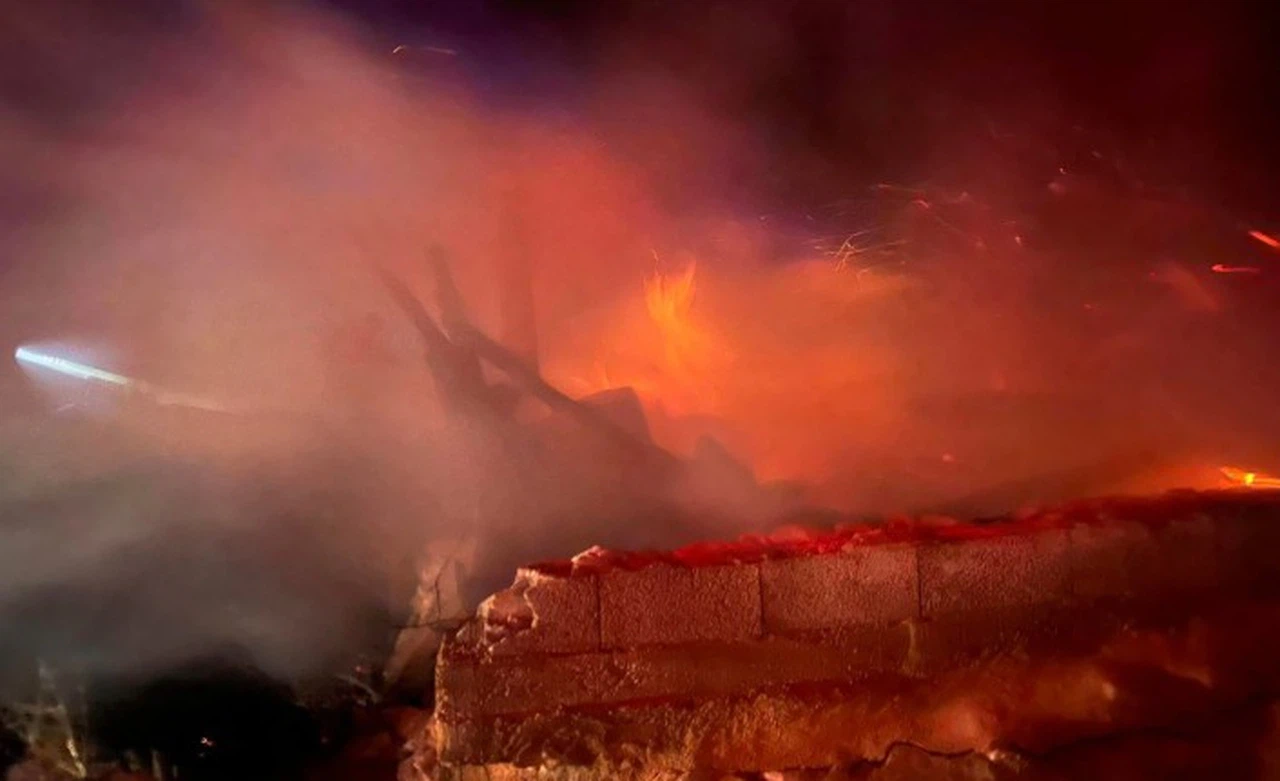 Köse’de çıkan yangında 10 ev ve ahır kullanılamaz hale geldi